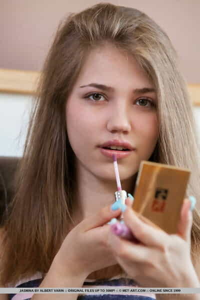Petite teen Jasmina fixes the brush makeup in preference all over modelling definitely naked