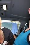 Lindo tyro Coed Lucy Tyler masturbándose afeitado Coño en Coche