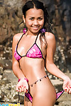 Joon Malí expone sombra bollos junto Con desata Bikini en de la mano océano
