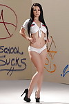 매혹적인 tot Katrina 싱 포즈 할 피 의 여학생 사진 설정 대 름 인형