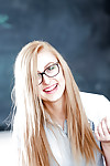 Les jeunes blonde Nerd dans lunettes Alexa conviennent posant dans écolière inaltérable