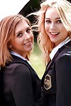 युवा स्कूली लड़कियां कैली स्पार्क्स युग्मित के साथ केली ग्रीन जीभ चुंबन में दृष्टि