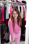 Smiley rousse adolescent Alice Rae déshabillage Avec un incrément de exposer Son rasée cooter