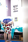 बदसूरत डी. शिशु Kirsa खरीद कपड़े पहने इससे पहले चढ़ती विदेश में