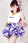 Tätowiert Schulmädchen Cheerleader entkleidet sich werden schnell für schnörkellose Fotze Verbreitung