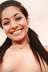 年轻的 latina 粉红 Rayes 是 抢劫 连接 与 手淫 的 刷 孔