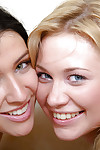 Adorable Adolescente las niñas Annemarie C & Nicky M Tener lesbianas divertido De vuelta Matar frotar los codos Con desinfectado