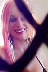 बहुत सुन्दर किशोरी लाड़ प्यार Avril Vagine सवारी एक मोटापे से ग्रस्त जुए